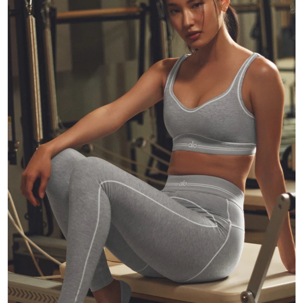 ALO Yoga Women's Sports bra & Leggings 
SET